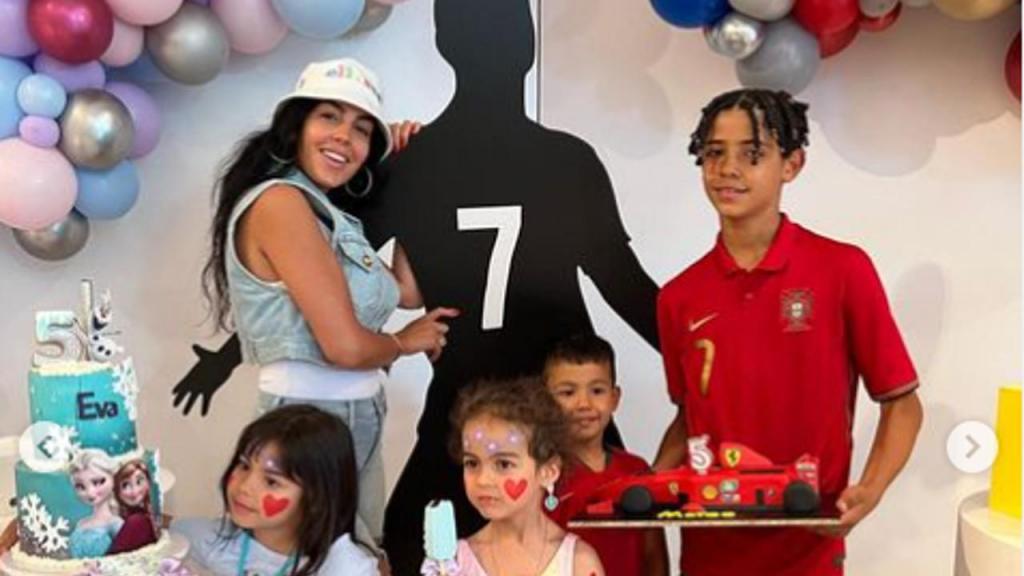 Filhos imitam o «SIIII» de Ronaldo na festa de anos dos gémeos (instagram Giorgina)