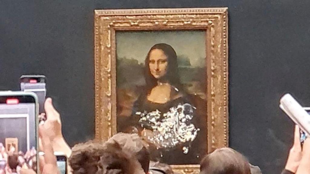Mona Lisa é atacada por um bolo (Twitter) 