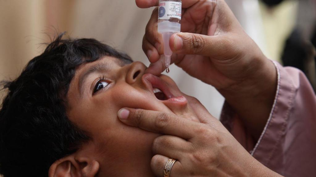Criança a receber a vacina contra a poliomielite em Karachi, no Paquistão. (Foto AP/Fareed Khan)
