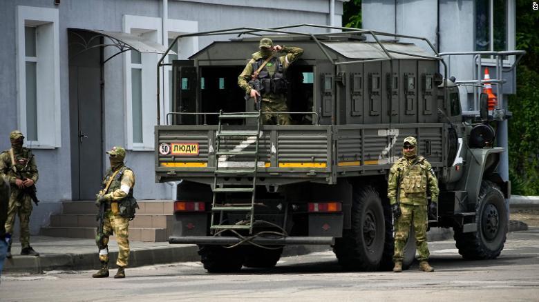 Soldados russos guardam uma zona enquanto um grupo de jornalistas visita Kherson, no sul da Ucrânia, a 20 de maio de 2022