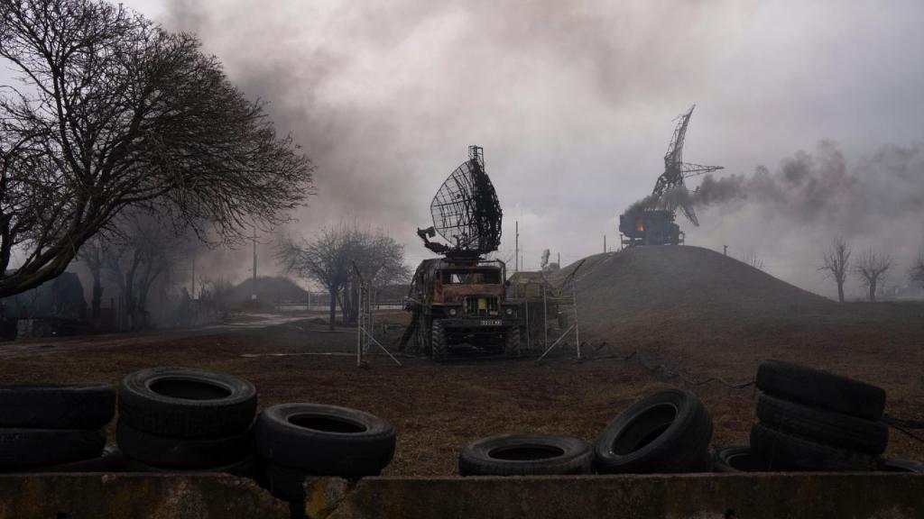 Satélite destruído na Ucrânia (Evgeniy Maloletka/AP)