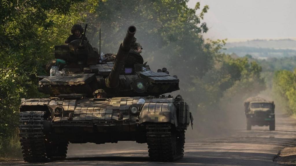 Carro de combate ucraniano na região de Donetsk, leste da Ucrânia. (AP Photo/Bernat Armangue)