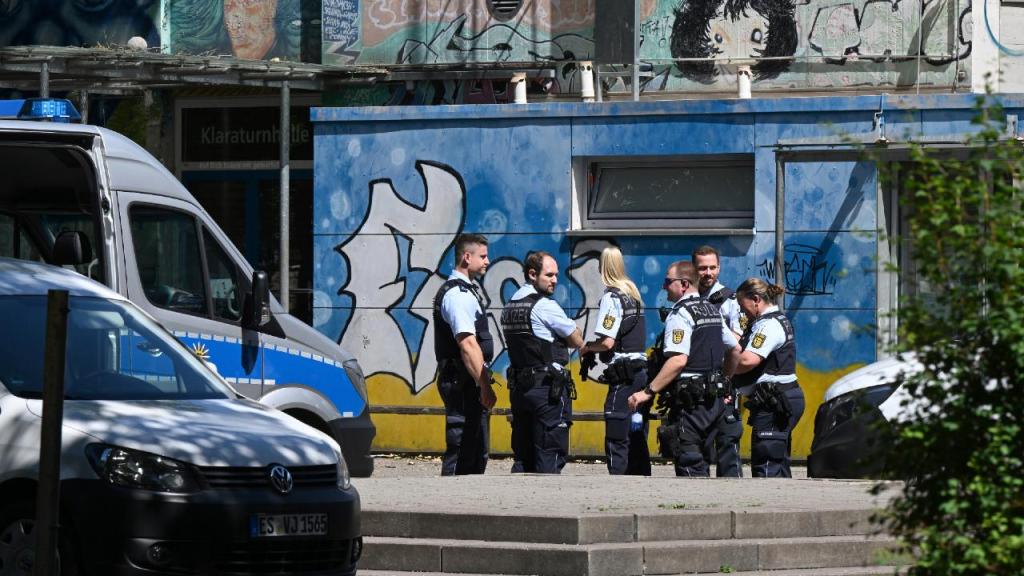 Polícias protegem uma cena de crime em frente a uma escola em Esslingen, na Alemanha. (Bernd Weissbrod/dpa via AP)