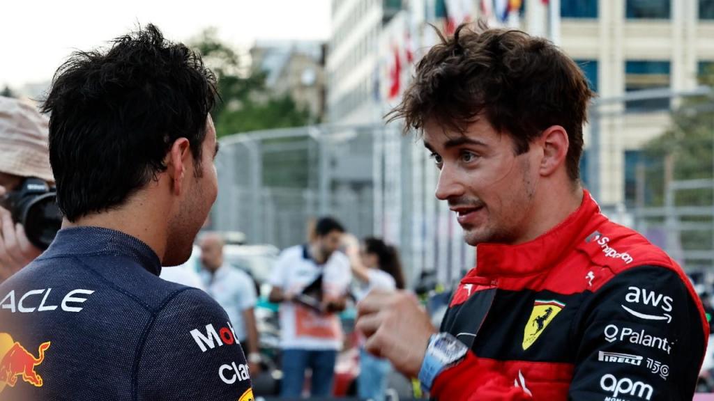Leclerc à conversa com Perez (Foto: Hamad M./AP)