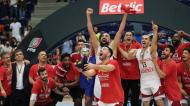Basquetebol: Benfica ergue a taça de campeão no Dragão Arena (LUSA/Manuel Fernando Araújo)