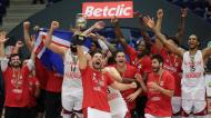 Basquetebol: Benfica ergue a taça de campeão no Dragão Arena (LUSA/Manuel Fernando Araújo)
