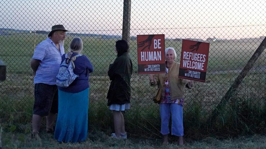Manifestantes protestam contra a deportação de requerentes de asilo do Reino Unido para o Ruanda (AP)