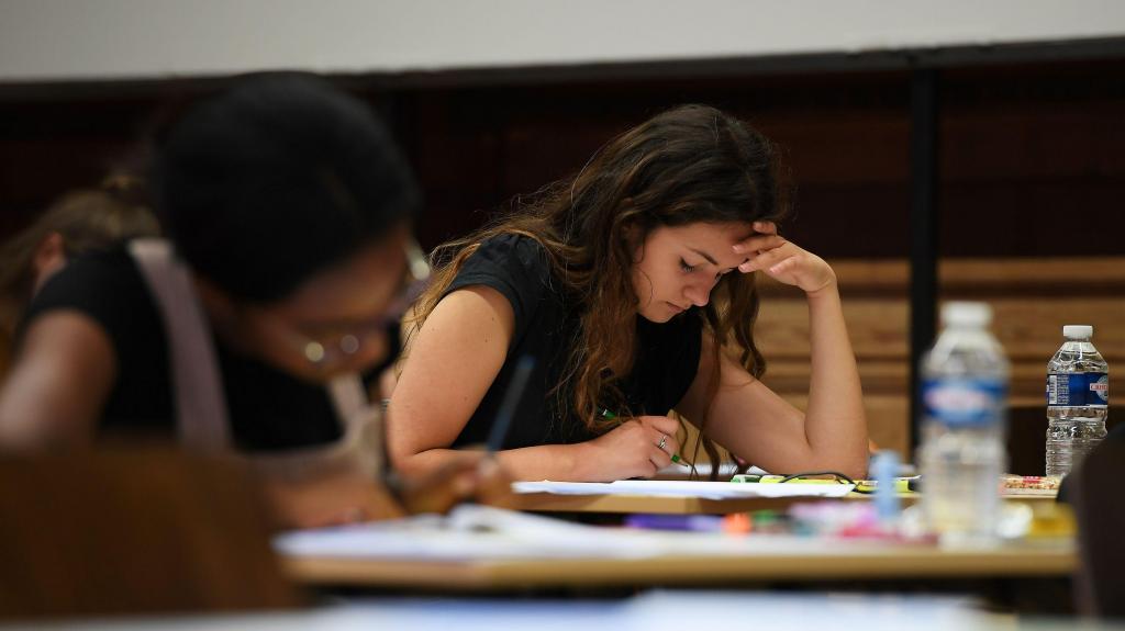 Estudantes do secundário fazem o exame Filosofia, em Estrasburgo, França. Foto: FREDERICK FLORIN/AFP via Getty Images