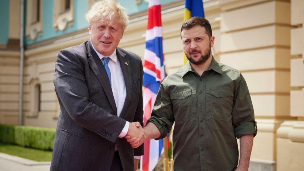 O primeiro-ministro britânico, Boris Johnson, está de volta a Kiev, onde se reuniu com o presidente ucraniano, Volodymyr Zelensky (AP)