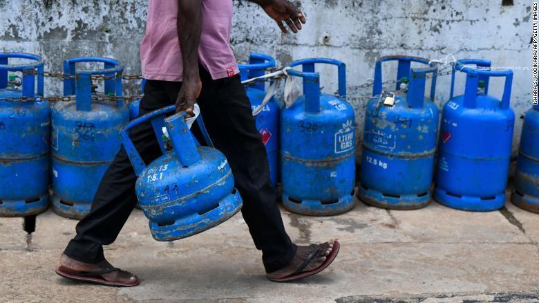 Um homem junta-se a uma fila para encher o seu cilindro de gás em Colombo, no Sri Lanka