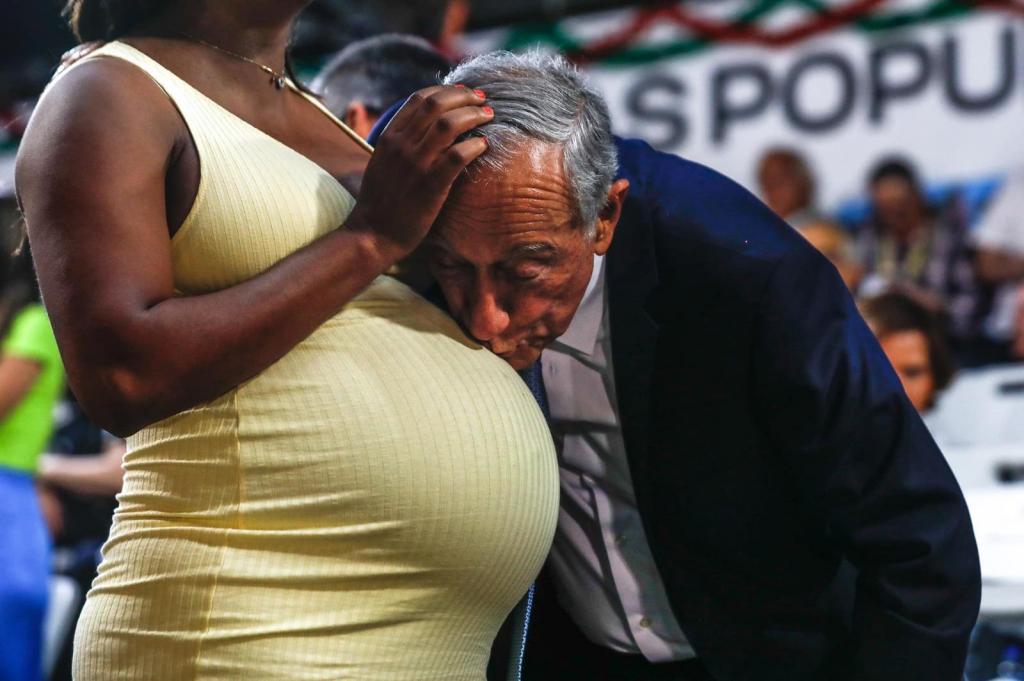 Marcelo Rebelo de Sousa beija ventre de mulher grávida (António Cotrim/DR)