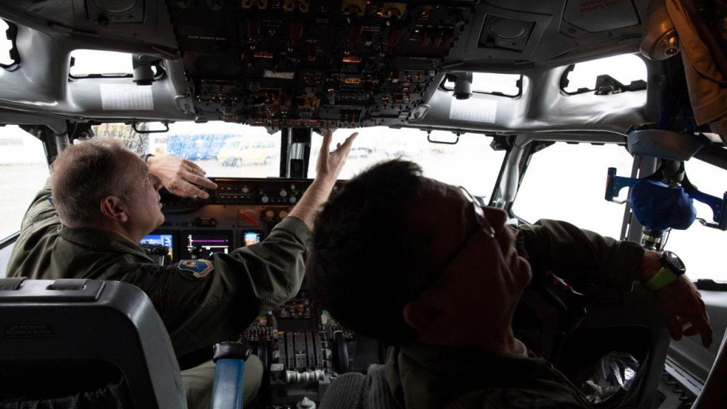 Pilotos na cabine de um avião AWACS no aeroporto militar de Melsbroek, na Bélgica (AP/Virginia Mayo)