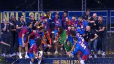 VÍDEO: capitão do Barça quis Frade a levantar troféu da Champions