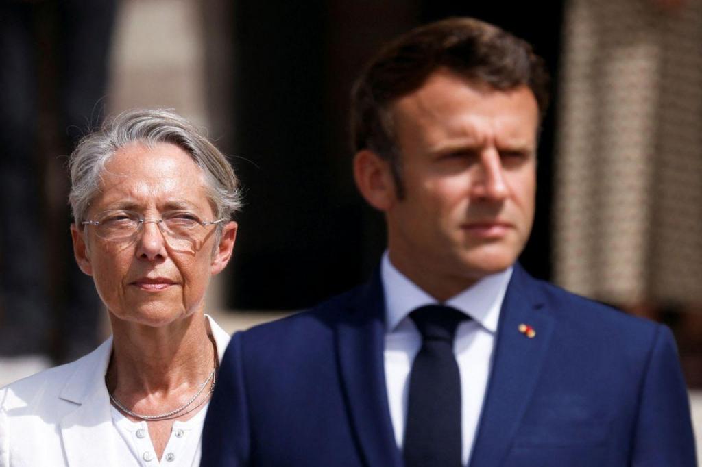 Elisabeth Borne e Emmanuel Macron (AP Photo)
