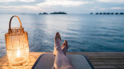 10 dicas para conseguir mesmo "desligar" nas férias (e inclui não usar redes sociais) - TVI
