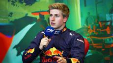 Piloto despedido pela Red Bull devido a racismo mantém lugar na equipa