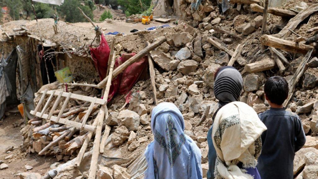 As imagens da destruição causada pelo sismo que fez centenas de mortos no Afeganistão (AP)