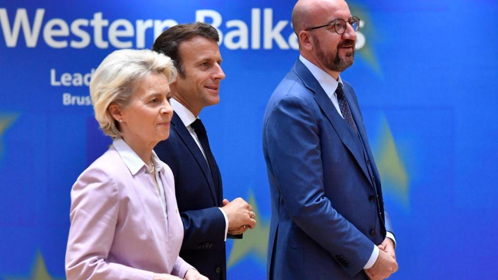 Charles Michel, presidente do Conselho Europeu, Emmanuel Macron, presidente francês, e  Ursula von der Leyen, presidente da Comissão Europeia
