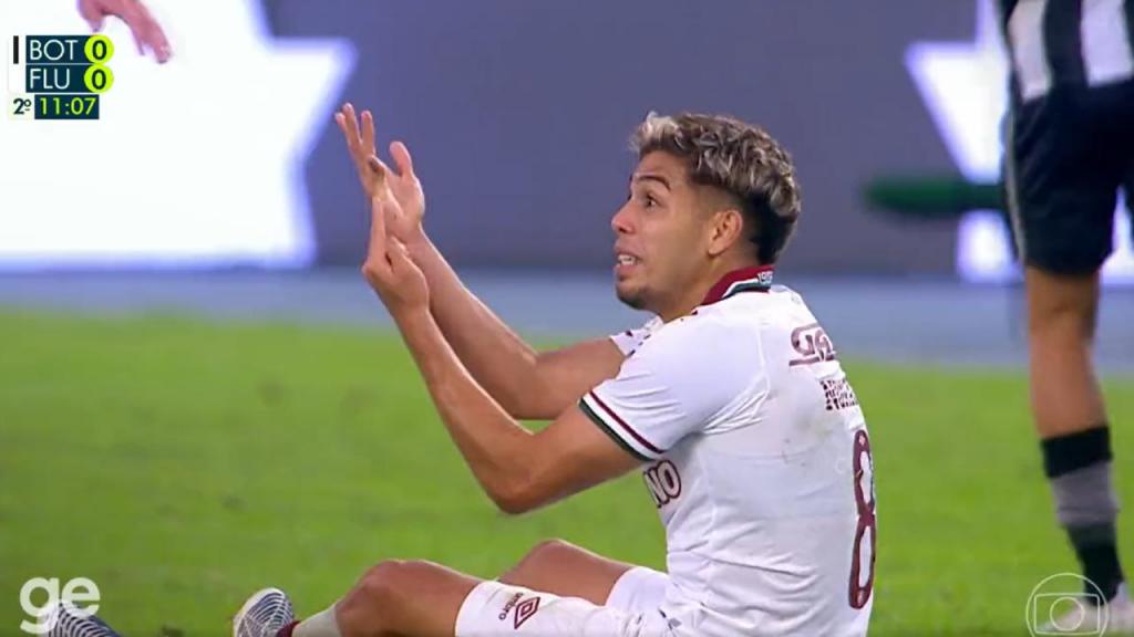 Jogador do Fluminense desloca o dedo mas continua em campo (vídeo/GE)