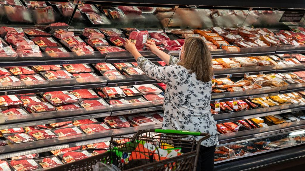 Inflação, supermercado, preços, carne. Foto: Robert Nickelsberg/Getty Images