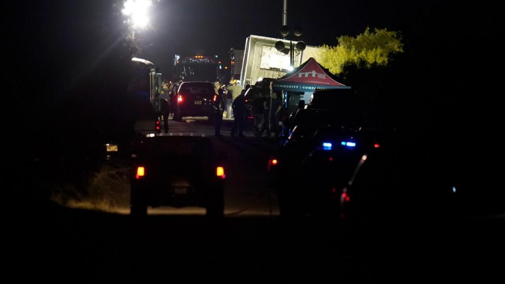 Pelo menos 46 pessoas encontradas mortas dentro de camião no Texas (Foto: AP/Eric Gay)