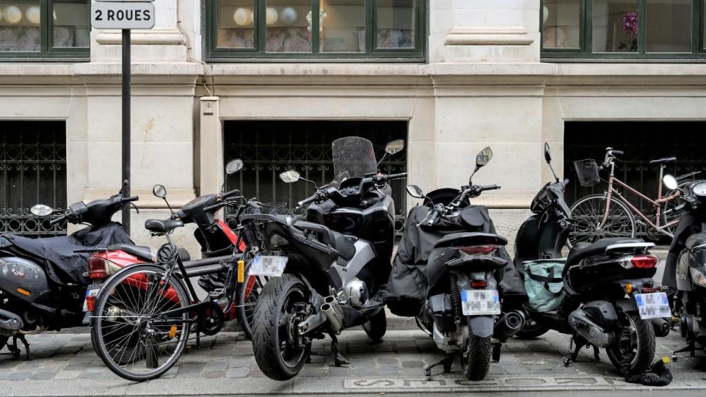 Motociclistas começam a pagar estacionamento em Paris (Getty)