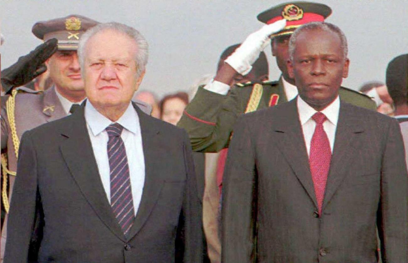 Mário Soares com José Eduardo dos Santos numa visita de Estado a Angola. 8 janeiro 1996 (AFP via Getty Images)