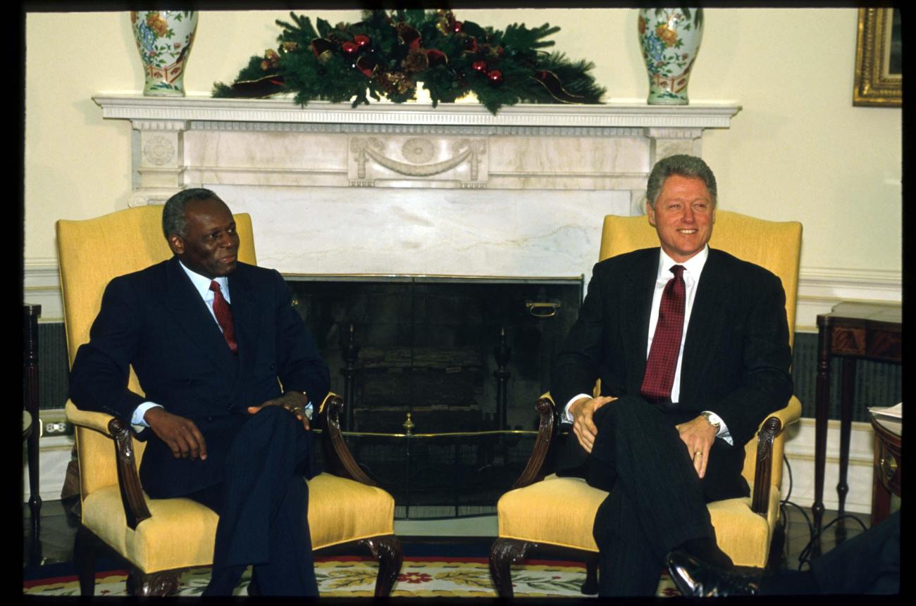 José Eduardo dos Santos com Bill Clinton numa visita à Casa Branca no dia 8 de dezembro de 1995 (Cynthia Johnson/Liaison/Getty Images)