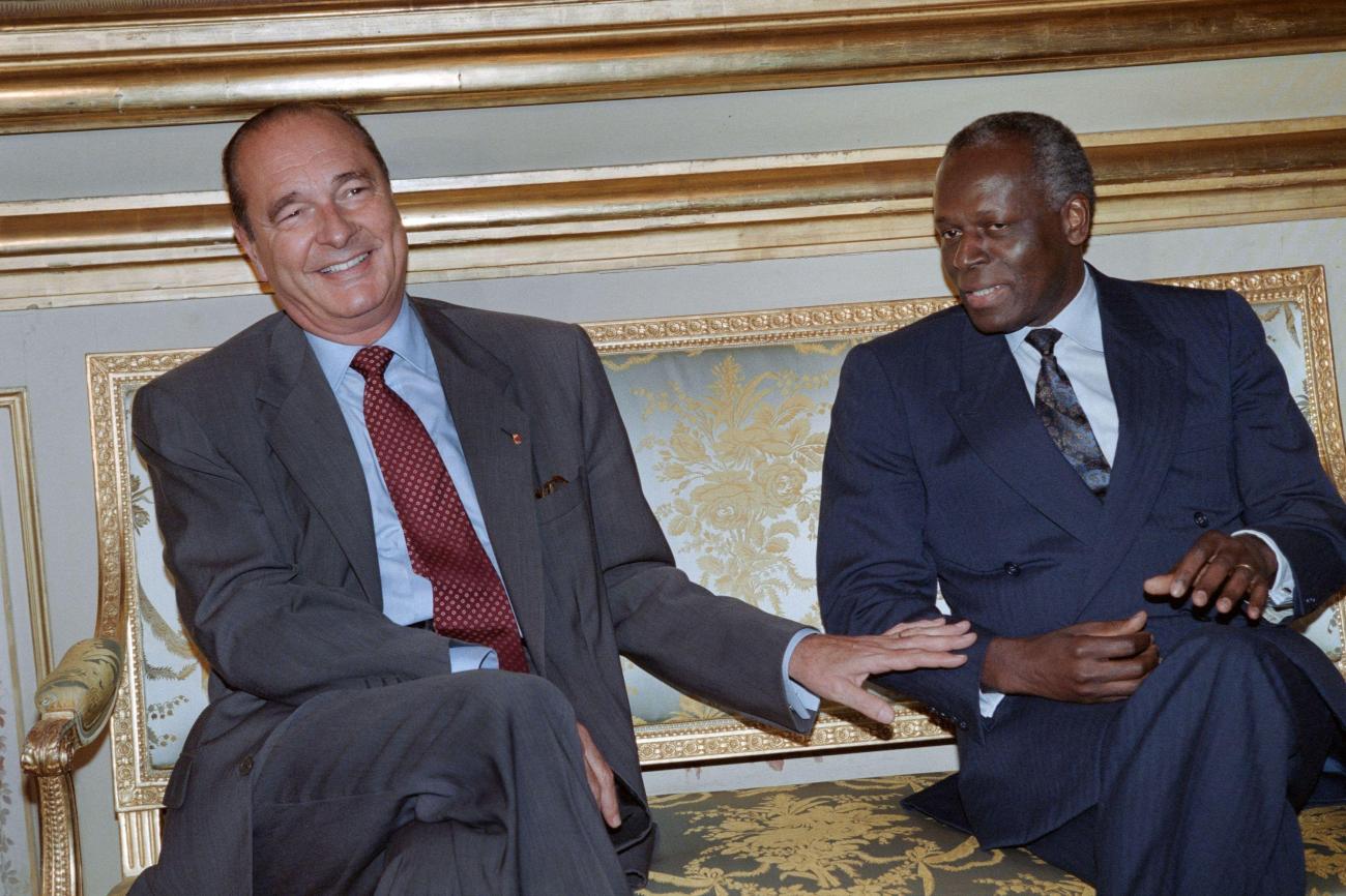José Eduardo dos Santos com Jacques Chirac nos Campos Elísios, em Paris. 26 setembro 1995 (Foto: AFP via Getty Images)