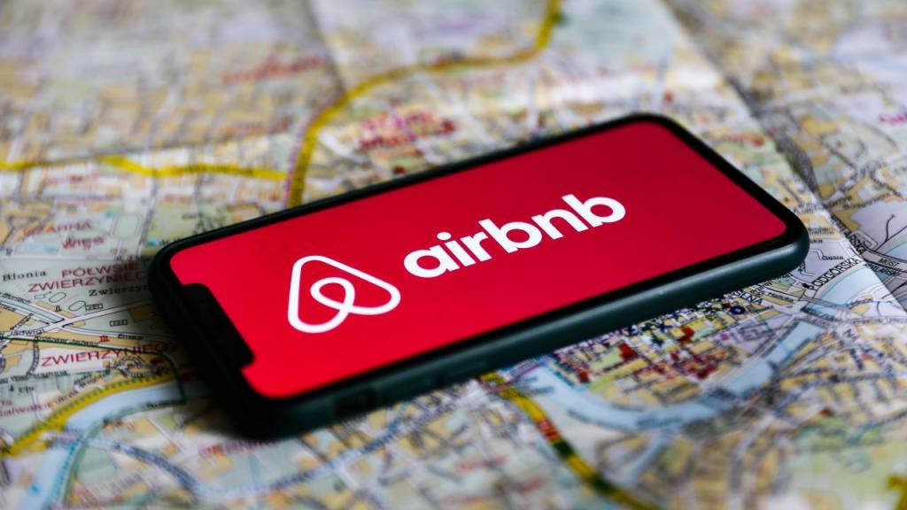 Airbnb torna permanente proibição de festas	(NurPhoto/ Getty)