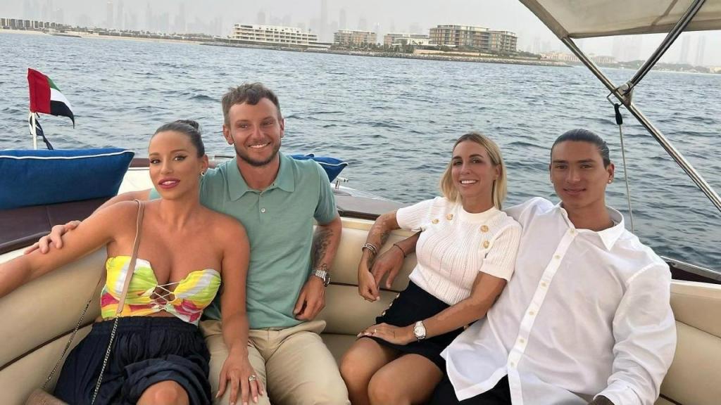 Darwin e Rakitic com as companheiras de férias no Dubai (Instagram)
