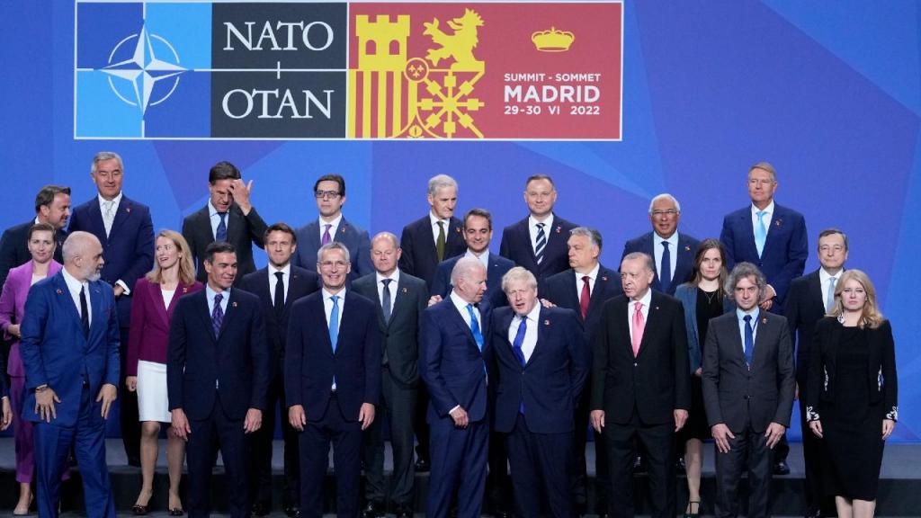 Fotografia de grupo da NATO (AP)
