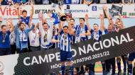 Reinaldo Garcia levanta a taça de campeão nacional de hóquei em patins do FC Porto