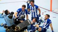 Jogadores do hóquei em patins do FC Porto festejam após vitória contra o Benfica, que valeu o título