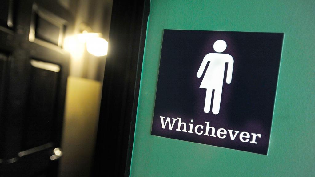 Símbolo para casas de banho sem género num parque de Durham, na Carolina do Norte, EUA. Identidade de género, LGBTI+, queer, não-binário. Foto: Sara D. Davis/Getty Images
