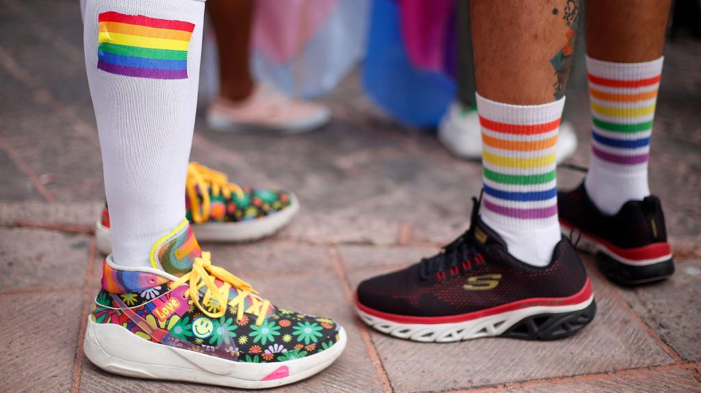LGBTQ+, bandeira arco-íris, identidade de género. Foto: Cesar Gomez/SOPA Images/LightRocket via Getty Images