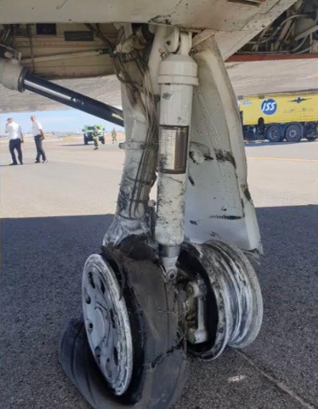 A imagem do pneu danificado que imobilizou uma aeronave na pista do aeroporto de Lisboa (D.R.)