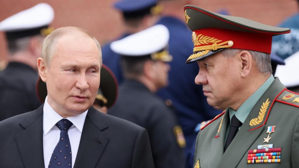 Vladimir Putin e Sergei Shoigu (AP)
