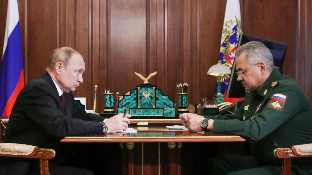 Vladimir Putin fala sobre tomada de Lugansk com o ministro da Defesa da Rússia (Kremlin/AP)