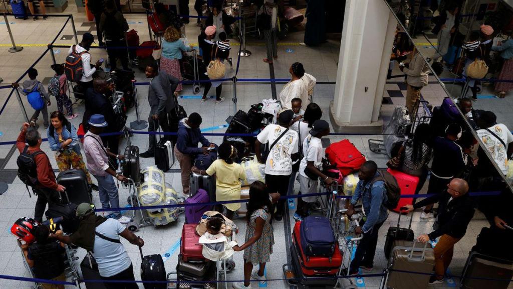 Multidões e filas nos terminais dos aeroportos estão a tornar-se características das viagens aéreas no verão de 2022 (CNN)