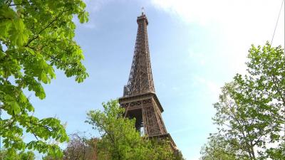 Dois turistas norte-americanos embriagaram-se, visitaram a Torre Eiffel e acabaram a dormir lá - TVI