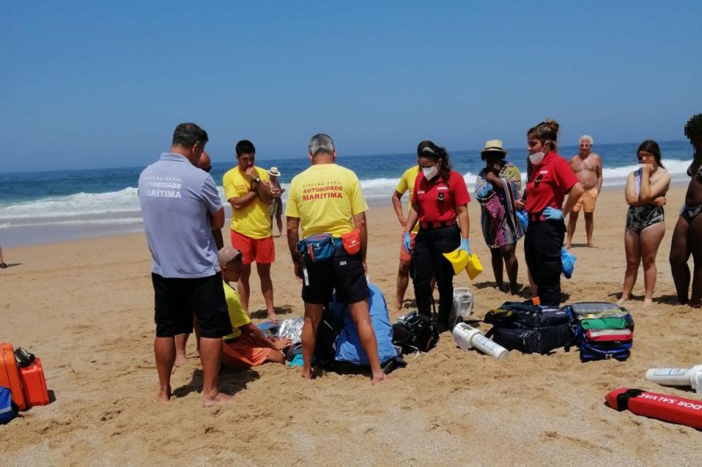 Resgatada jovem de 14 anos na praia da Foz do Lisandro na Ericeira