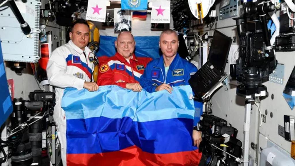 Astronautas russos seguram bandeira da autoproclamada República Popular de Lugansk (Roscosmos)
