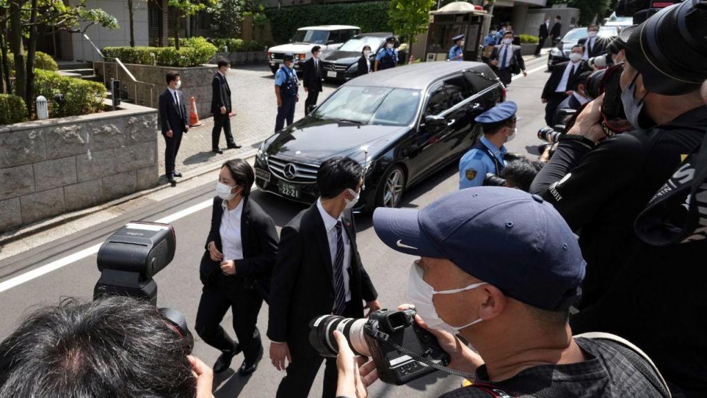 O carro funerário que deverá transportar o corpo de Shinzo Abe (AP Photo/Eugene Hoshiko)