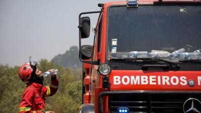 Almada: bombeiro eletrocutado em incêndio que deixou seis pessoas desalojadas - TVI