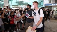 Heung-min Son e centenas de fãs sul-coreanos recebem o Tottenham no Aeroporto Internacional de Incheon
