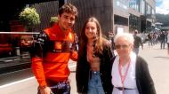 Marília, portuguesa de 87 anos, fã de Fórmula 1, com a sua neta e Charles Leclerc em Spielberg