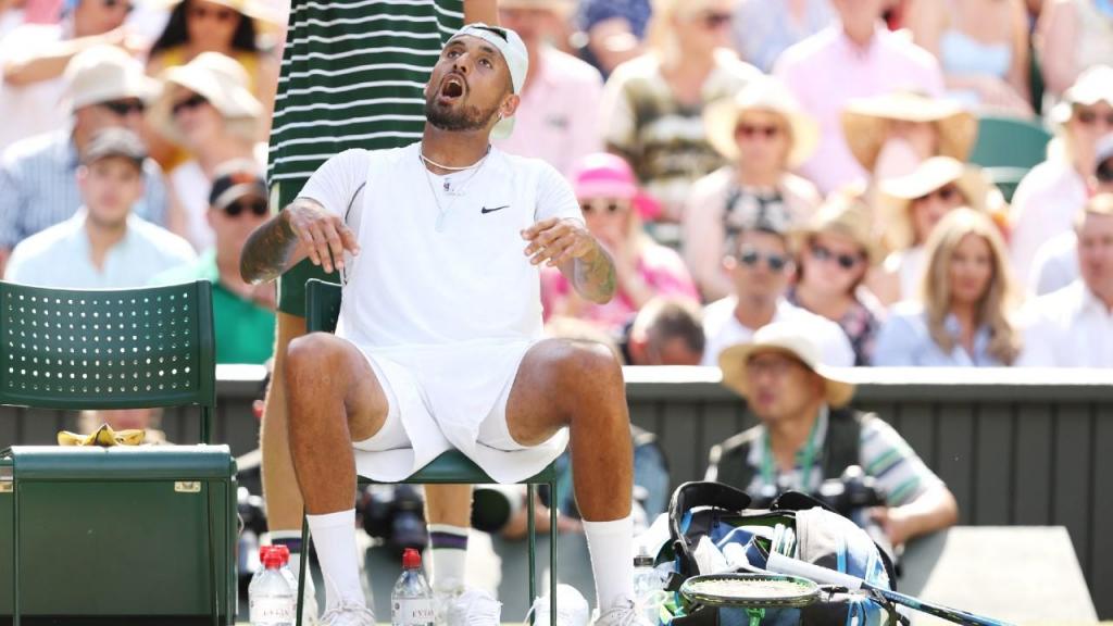 Nick Kyrgios na final de Wimbledon, a reagir para quem o acompanha na bancada depois de perder o jogo de serviço no terceiro set