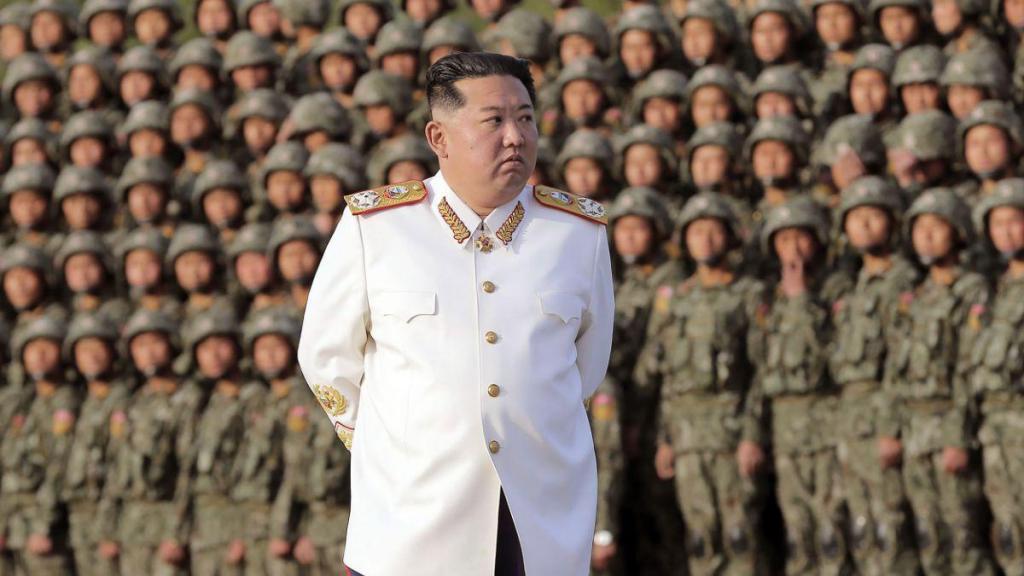 Nesta foto fornecida pelo governo norte-coreano, o seu líder Kim Jong Un participa numa sessão de fotos com soldados, 27 de abril de 2022 (Korean Central News Agency)