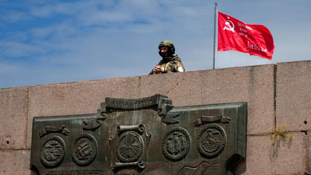 Soldado russo vigia junto a memorial dos combatentes soviéticos que representaram Kherson na Segunda Guerra Mundial (AP)